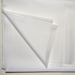 Entoilage de renfort thermocollant blanc 1m x 1,60 m Vendu au mètre laize 160 cm. Tissu thermocollant pour entoilage léger . Il pourra être utilisé sur des tissus légers à mi-lourds comme le coton ou la laine. Permet de renforcer les tissus légers ou extensibles avant la broderie. (Ne dispense pas de l'utilisation d'un stabilisateur) Préconisation du thermocollage : 1. Placer le côté rugueux de l’entoilage sur l’envers de votre tissu à broder. 2. Fixer au fer à repasser chaud à sec (chaleur soie/laine) 5 à 6 fois délicatement pas à pas pendant 8 secondes.(nous vous recommandons d'effectuer un test au préalable) 3. Laisser refroidir après fixation pendant 20 min. à plat afin d’obtenir une parfaite adhérence. Largeur : 160 cm. Composition : 70% polyester - 30% viscose. Poids : 65 g/m2.