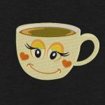 motif de broderie machine tasse souriante , qui représente une tasse joyeuse avec ses joues en petits cœurs. cadre: 10 x 10  / 13 x 18 /16 x 26 / 20 x 20 / 20 x 30  . Formats des fichiers dans votre téléchargement  PES,CSD,EXP,HUS,SHV,VIP,XXX,DST,PCS,VP3,EMB,JEF…