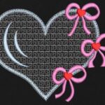 Motif de broderie machine cœur et rubans. cadre: 10 x 10 / 13 x  18 .  Formats des fichiers dans votre téléchargement  PES,CSD,EXP,HUS,SHV,VIP,XXX,DST,PCS,VP3,EMB,JEF… Téléchargement immédiat après votre paiement et aussi disponible dans votre compte.