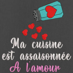 Motif de broderie machine ma cuisine est assaisonnée à l'amour. Dimensions:    10 x 10 / 13 x 18 / 16 x 26 / 20 x 20 / 20 x 30  cm . Formats des fichiers dans votre téléchargement  PES,CSD,EXP,HUS,SHV,VIP,XXX,DST,PCS,VP3,EMB,JEF… Téléchargement immédiat après votre paiement et aussi disponible dans votre compte. Après avoir téléchargé le dossier vous devez le dézipper pour récupérer le fichier compatible avec votre machine. N’hésitez pas à nous demander le  format de fichier de broderie compatible avec votre machine si il ne figure pas dans la liste ci dessus. Merci.