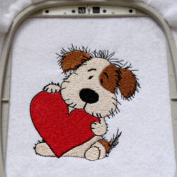Broderie de petit chien qui tient un coeur, broderie machine de St-Valentin, broderie d'animal