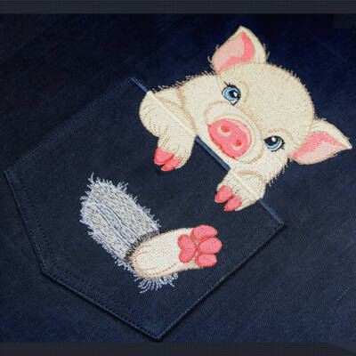 embroidery-of-quirky-piglet-in-the-pocket-machine-embroidery Broderie d'un cochonnet comique sortant d'une poche, broderie machine d'animal espiègle, broderie d'appliqué